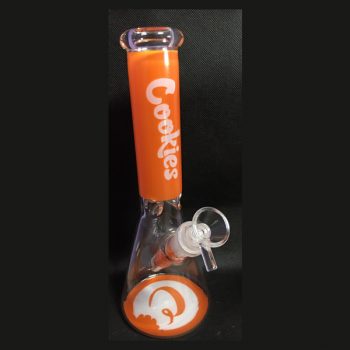 BONG COOKING Material: Glass Height: 250 mm. Female joint: 19mm. Weight: - 220G Color : orange บ้องกลางลายคุกกี้ วัสดุ: แก้ว ความสูง: 250 มม. ข้อต่อหญิง: 19 มม. น้ำหนัก: - 220G สี : ส้ม Price / ราคา ฿650.00