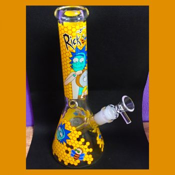 BONG RICK AND MORTY Height: 10" Inches Base Diameter: 4" Inches Wide Glass: 38mm x 4mm Tubing Joint: 18mm/14mm Stem: Removable 6 Slit Diffuser Bowl: Snapper Bowl 14mm Glass Slide Color : Yellow บ้องริกและมอร์ตี้ ความสูง: 10" นิ้ว เส้นผ่านศูนย์กลางฐาน: กว้าง 4 นิ้ว แก้ว: ท่อ 38 มม. x 4 มม ข้อต่อ: 18mm/14mm ก้าน: ดิฟฟิวเซอร์แบบถอดได้ 6 ช่อง สี : เหลือง