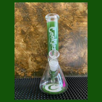 BONG COOKING Material: Glass Height: 250 mm. Female joint: 19mm. Weight: - 220G Color : Green บ้องกลางลายคุกกี้ วัสดุ: แก้ว ความสูง: 250 มม. ข้อต่อหญิง: 19 มม. น้ำหนัก: - 220G สี : เขียว Price / ราคา ฿650.00